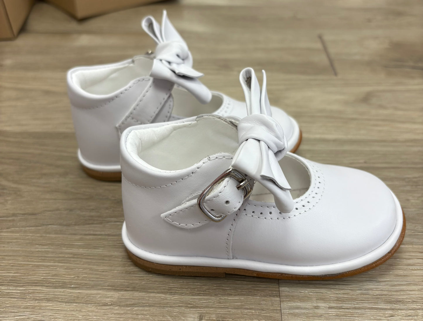 “ Vitoria” Borboleta 100% leather bow shoes